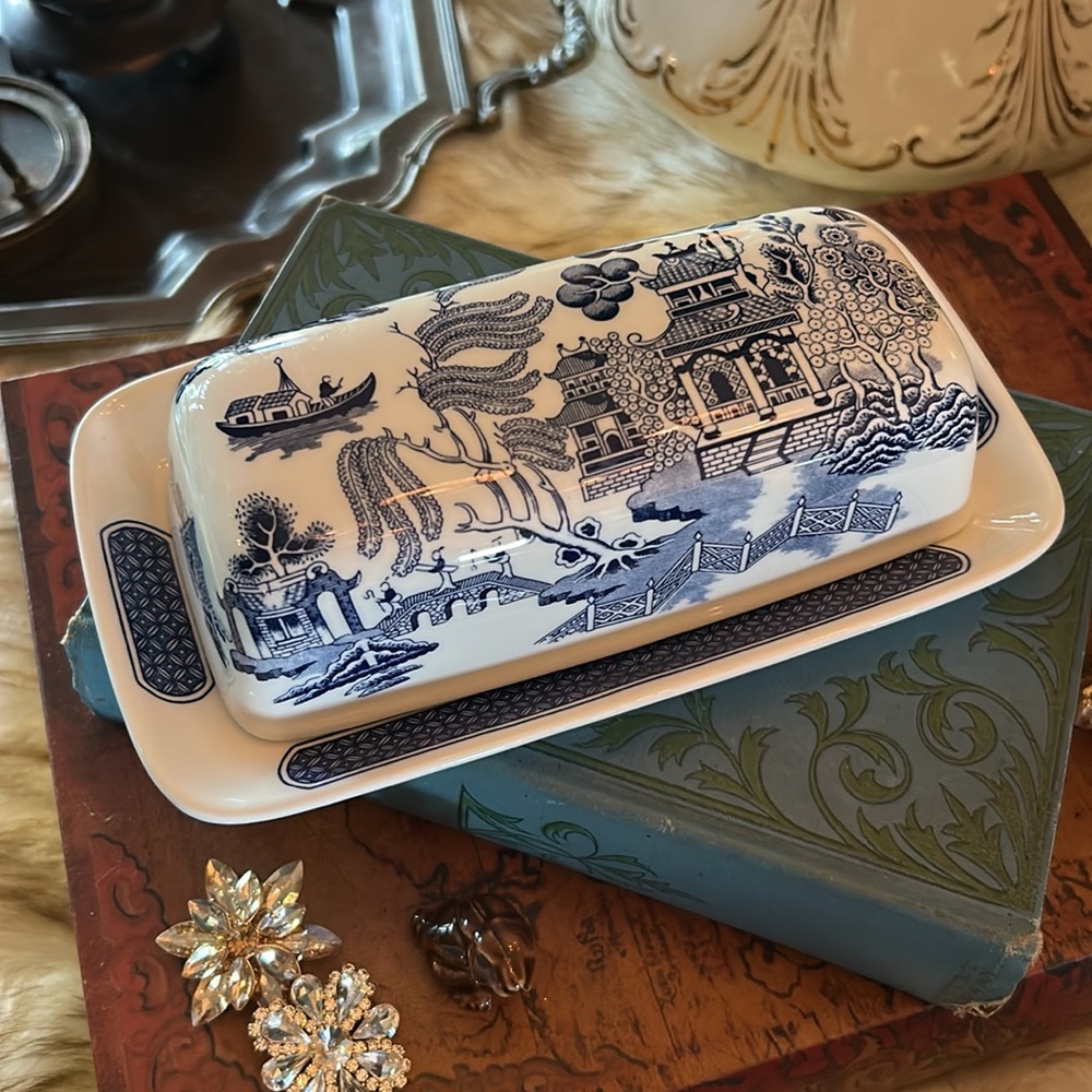 Vintage Churchill Of England Blue Willow Covered Butter Dish